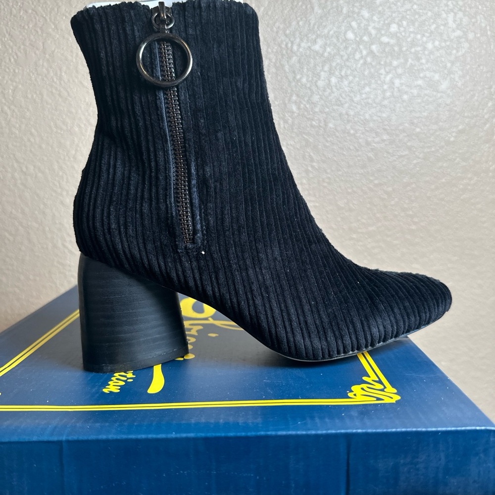 Sbicca Women's Size 6 Menlee Black Corduroy Metal Side Zip O-Ring Ankle Boots